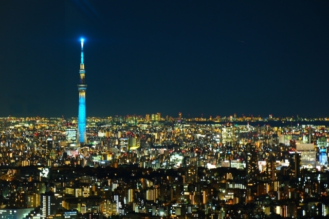 東京の夜景と青く光るスカイツリー