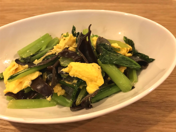 ビオ・マルシェの有機野菜で作った小松菜ときくらげの卵炒め