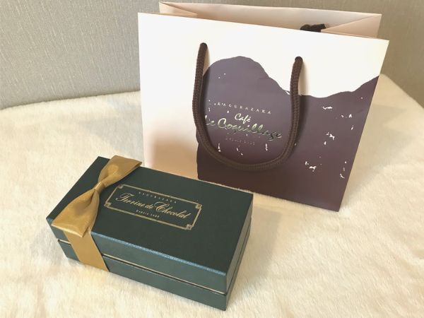 ル コキヤージュのテリーヌ ドゥ ショコラ包装の小箱と紙袋