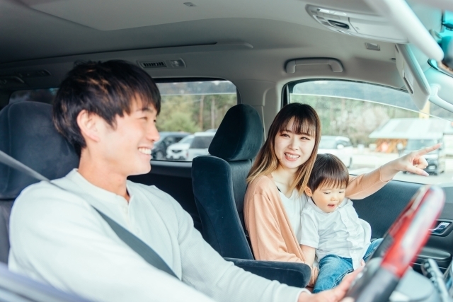 車でドライブする子連れ家族