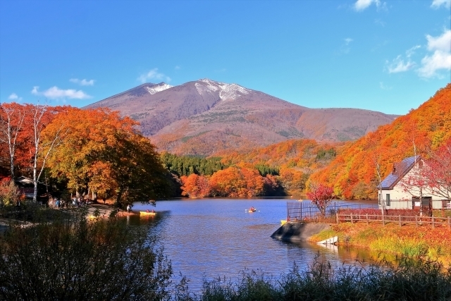 紅葉する山々と湖畔の風景