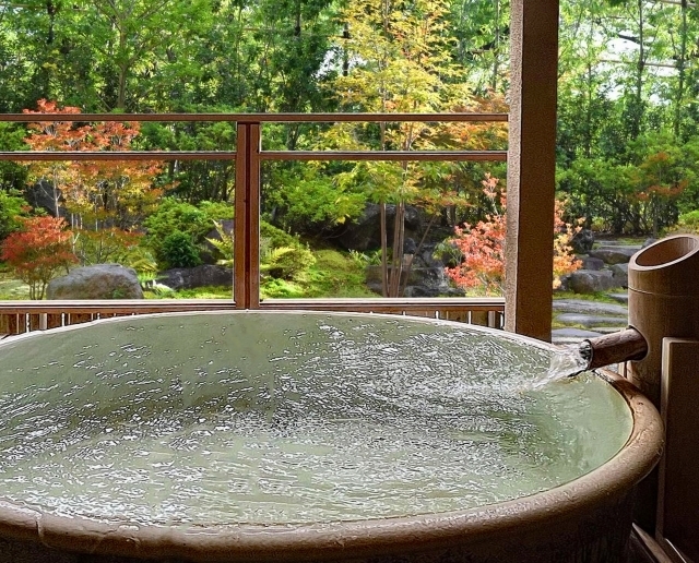紅葉を眺めながら入浴できる露天風呂