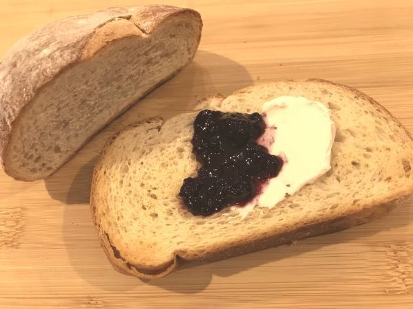 「お試しパンセット」の全粒粉入りブレッド（スライス）にジャムとクリームチーズを付けたもの
