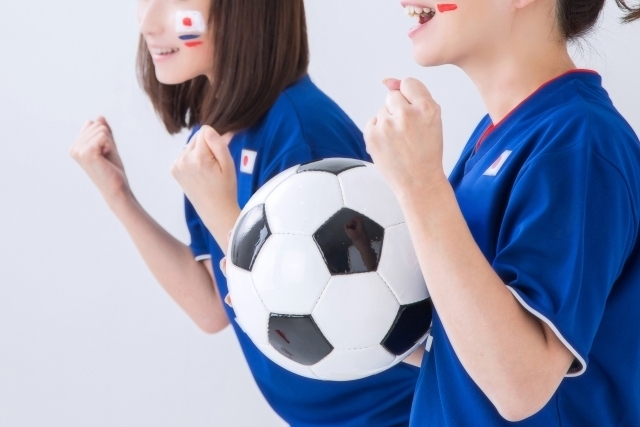 サッカー観戦する女性二人