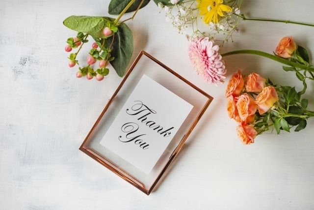 「Thank You」と書かれたフレームと花