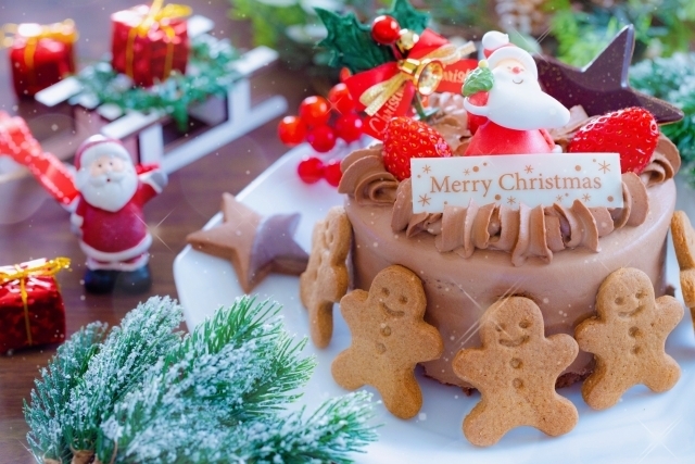 クッキーやサンタの飾りがついたクリスマスケーキ