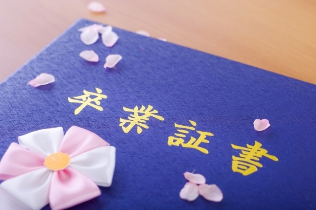 卒業証書と桜の花びら