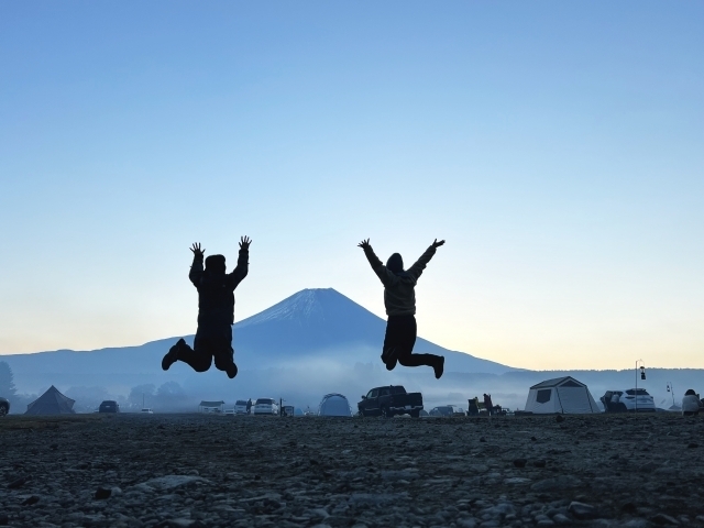 富士山の前でジャンプする女性二人
