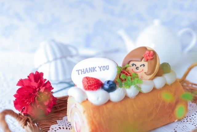 「THANK YOU」と書かれたプレートが乗ったロールケーキ