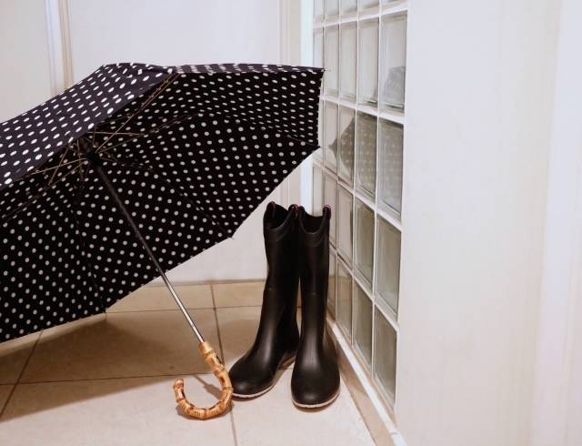 水玉模様の傘とレインブーツ