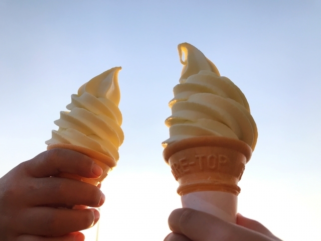 青い空と白いアイスクリーム