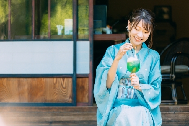 浴衣姿でクリームソーダを楽しむ女性