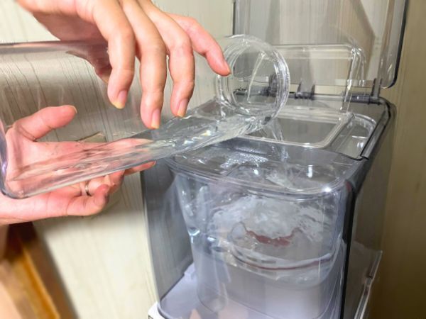 【Locca（ロッカ）】の「浄水型ウォーターサーバー」給水の様子
