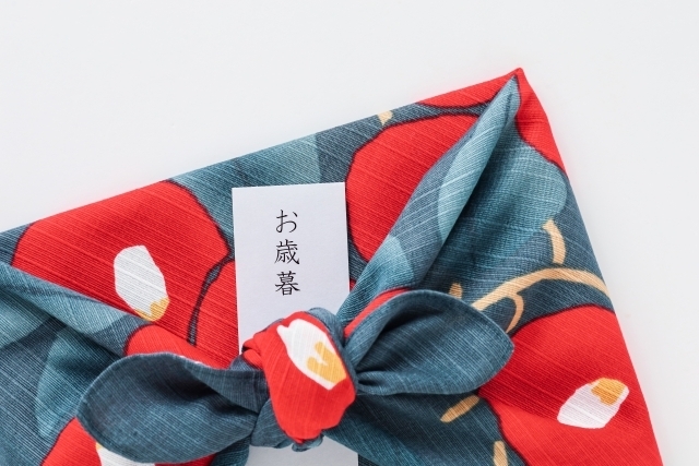 風呂敷に包まれたお歳暮ギフト